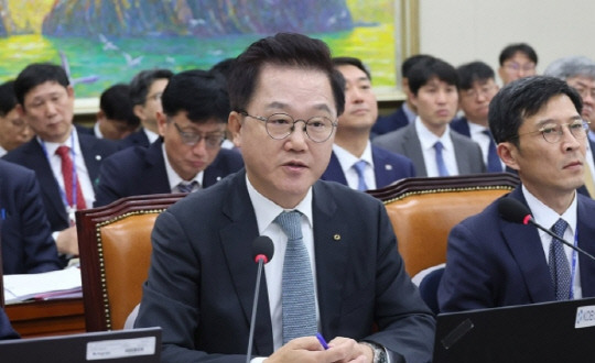 강석훈 한국산업은행 회장이 24일 국회 정무위원회에서 열린 예금보험공사, 한국산업은행 등에 대한 국정감사에서 의원 질의에 답변하고 있다. 연합뉴스